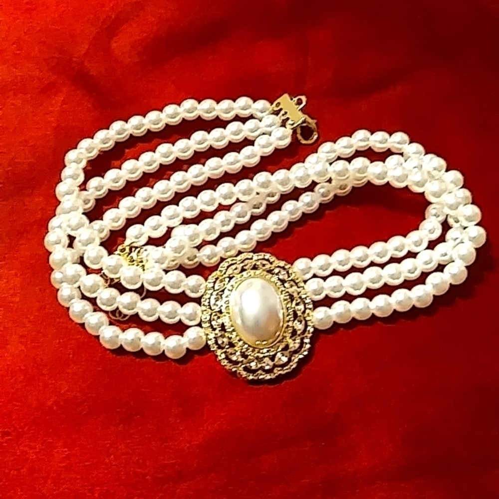 Faux Pearls, Luxurious!πΏ - Picture 3 of 6
